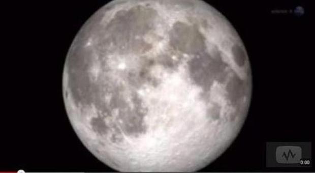 Gigantesca esplosione sulla luna visibile a occhio nudo dalla terra Video