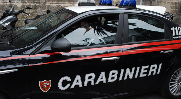 Pomigliano d'Arco: i carabinieri sequestrano mitra e centro tatuaggi