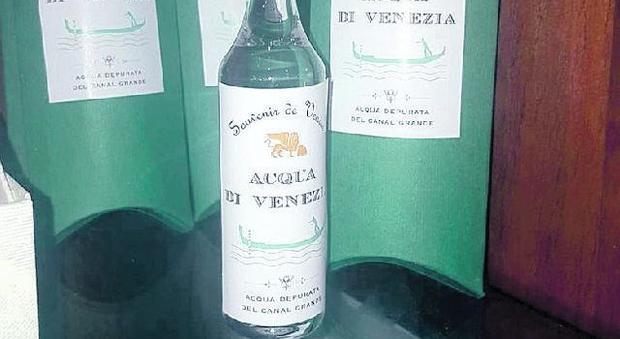 L'ultimo souvenir da Venezia: una bottiglia di acqua del Canal Grande (e non costa neanche poco...)