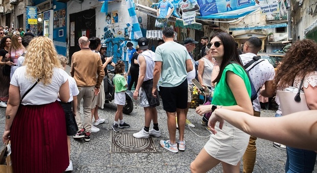Folla di turisti nei Quartieri spagnoli