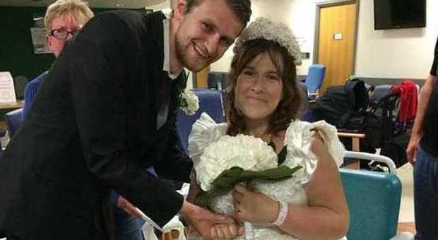 La fidanzata ha 48 ore di vita, lui la sposa nella sala d'attesa dell'ospedale: "Volevo farla felice"