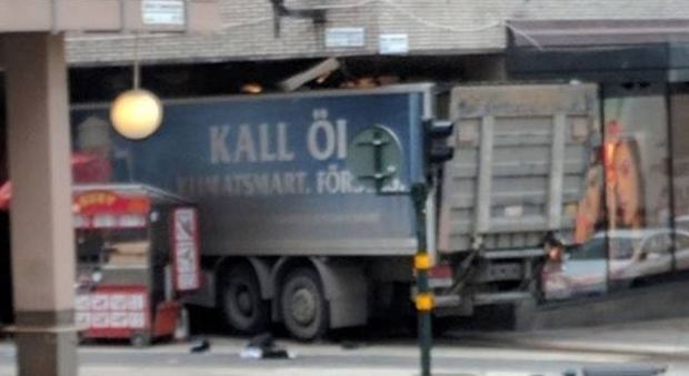 Terrore a Stoccolma, camion piomba sulla folla: 4 morti. Arrestato un uomo