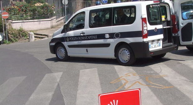 Incidente a Roma via dell'Almone, auto contro moto: grave un 58enne