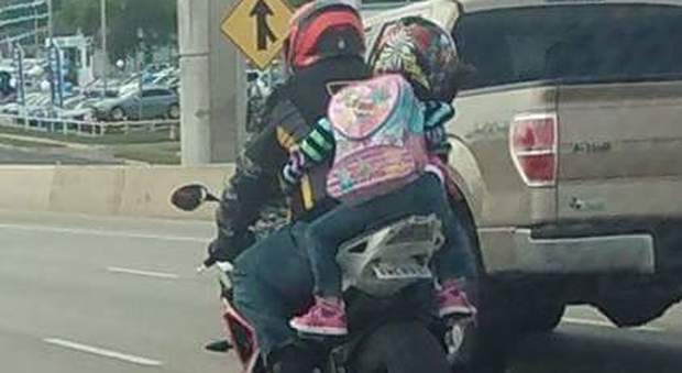 Con la figlia di 7 anni in moto: "Sei una mamma cattiva". La sua risposta è memorabile -Guarda