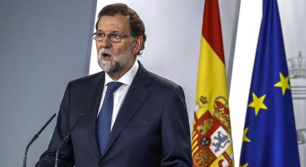 Catalogna, Madrid può sospendere l'autonomia. Il presidente Puigdemont rischia il carcere