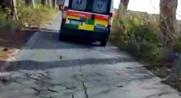 Roma, troppe buche: l'ambulanza costretta ad andare a 30 km all'ora per raggiungere l'ospedale