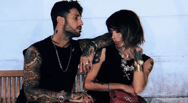 Fabrizio Corona, Nina Moric e la foto romantica insieme: ma i fan notano un particolare