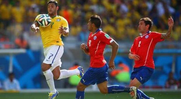 Brasile-Cile, l'arbitro Webb annulla un gol a Hulk e spopola sui social