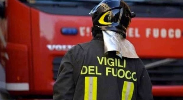 Milano, incendio vicino al lunapark di Novegro. In fiamme edifici dei gioastrai: 3 feriti