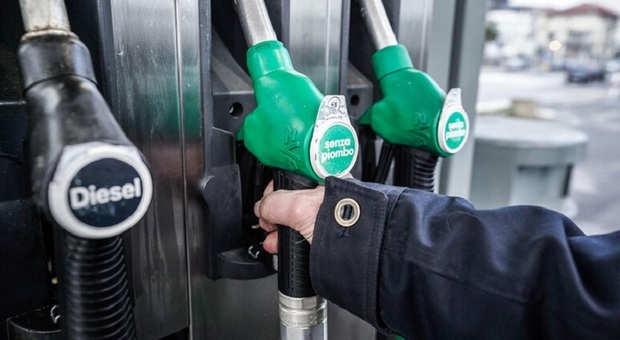 Benzina, controlli a tappeto nel veneziano ai distributori di carburante: 25 violazioni per omessa comunicazione del prezzo