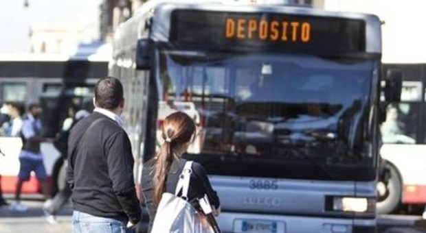 Roma. Si cala i pantaloni sul bus davanti ai bambini: 42enne arrestato