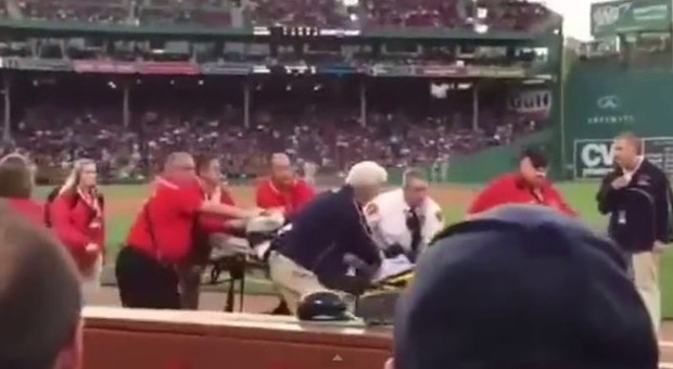 Donna colpita da mazza durante partita di baseball: "È grave"