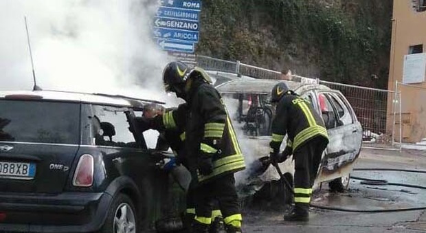 Le auto in fiamme