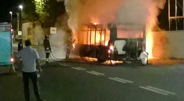 Bus in fiamme a Roma, la perizia esclude manomissioni: «Scarsa manutenzione»