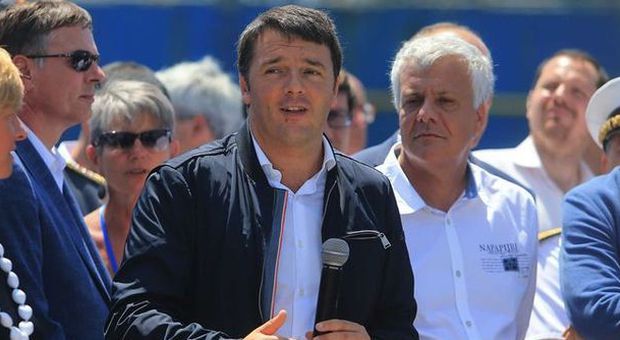 Concordia, Renzi: «E' il giorno della gratitudine». Grillo attacca: «Capitan rottame vuole l'inchino»
