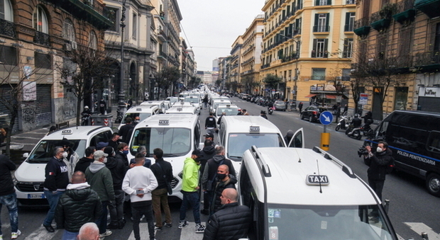 Covid, un corteo di protesta di 100 auto dei tassisti blocca il cuore di Napoli