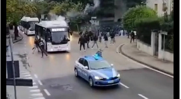 Il bus dei tifosi scortato dalla polizia
