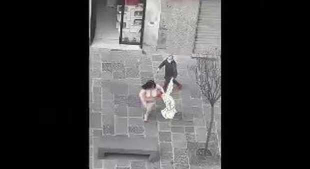 Napoli, follia in strada: donna corre nuda e sputa e tossisce contro i passanti