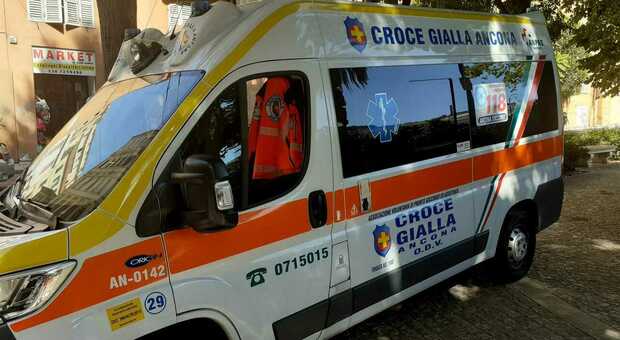 Ancona, scontro all'incrocio tra due auto: una donna di 47 anni trasportata all'ospedale