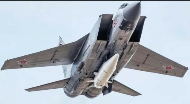Kinzhal, i missili ipersonici di Putin possono cambiare la guerra? Gli 007 Gb: «Ecco perché non sanno come usarli»