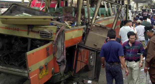 Filippine, bus precipita in una gola: 24 morti