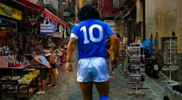 Napoli, San Gregorio Armeno riparte con il Maradona Day: «Strada tinta di azzurro per l'avvio delle attività»