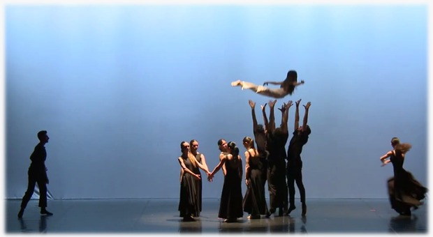 Un gruppo di ballerini sul palco del Teatro delle Arti