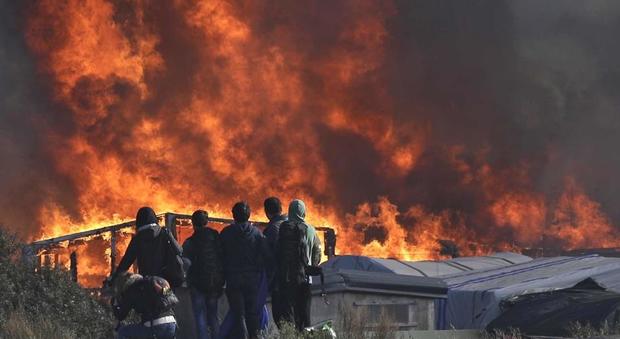Calais, i migranti tornano nel campo dato alle fiamme