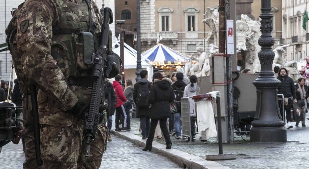Roma, piazza Navona blindata tra poche bancarelle e tante famiglie