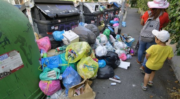 Roma, la maturità a ostacoli, partenza tra i rifiuti: sacchi davanti alle scuole