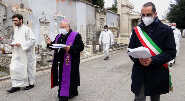 Il vescovo Piemontese in preghiera per i defunti al Cimitero di Terni: «Siamo vicini a chi è nel dolore»