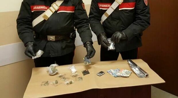 Cocaina, crack e hashish: spacciatore arrestato a Castello di Cisterna