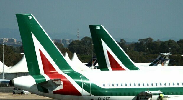 Alitalia, da domani stop ai voli, come accedere al fondo da 100 milioni per il rimborso dei biglietti