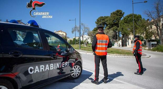 Pusher sorpreso a vendere sei dosi di hashish a Falconara: denunciato dai carabinieri
