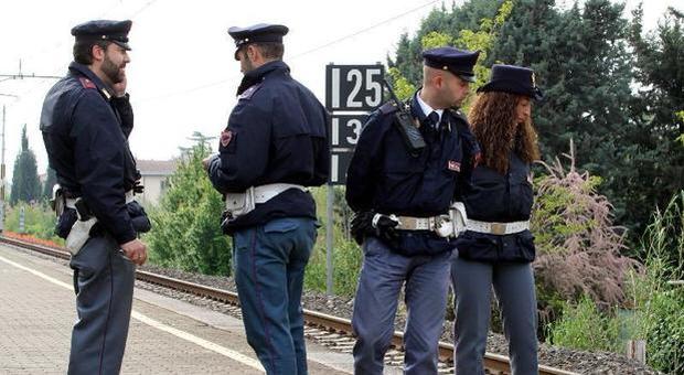 Parco degli Acquedotti, tre ragazzini tirano ​sassi contro i treni: passeggera ferita