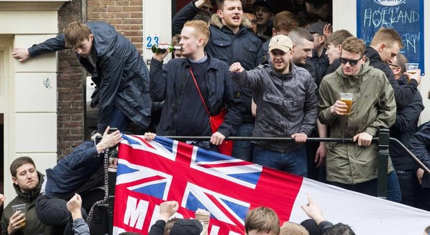 Tifosi inglesi violenti ad Amsterdam, il ct Southgate: «Una vergogna»