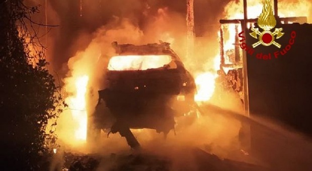 Incendio a Castelfranco: annesso rustico avvolto dalle fiamme, auto bruciata
