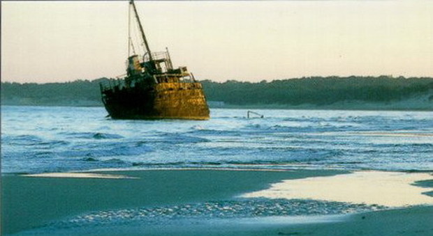 Il relitto della nave "Dimitrios", davanti alla spiaggia degli Alimini