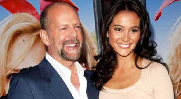 Bruce Willis padre per la quinta volta a 58 anni: «Un altro figlio dalla moglie dopo Mabel Ray»