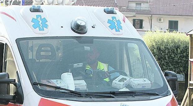 Napoli, una bomba carta contro l'ambulanza: ferito un medico