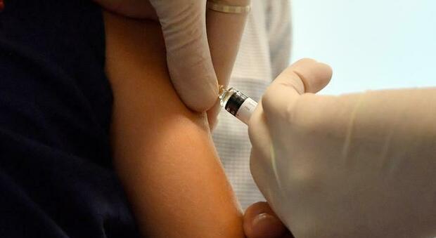 Vaccino Covid, due eventi avversi su tre potrebbero essere dovuti all'effetto placebo