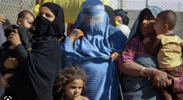 L'ultimo atto oscurantista dei Talebani contro le donne, divieto di accedere alle università