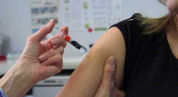 Vaccini, 100mila dosi sotto scorta Lotti sospetti: vertice in Regione
