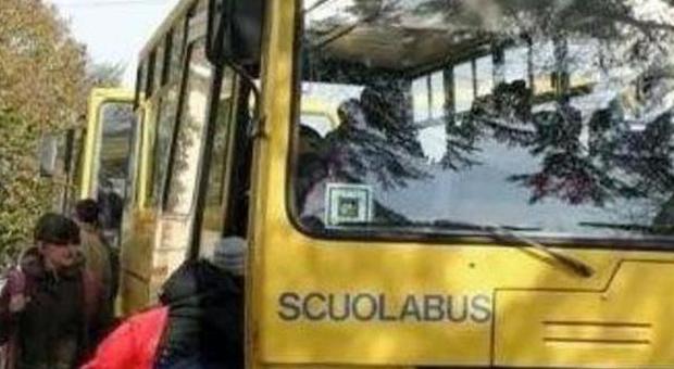Allarme baby-bulli sullo scuolabus Bimba presa a pugni in faccia