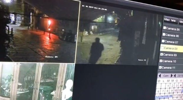 Sorbillo, ecco l'attentatore mentre piazza la bomba nella storica pizzeria di Napoli