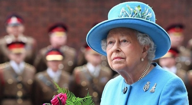 La regina Elisabetta cerca un giardiniere: ecco la paga. «Contratto a tempo indeterminato»