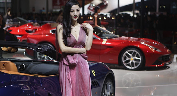 Una modella allo scorso salone dell'auto di Pechino