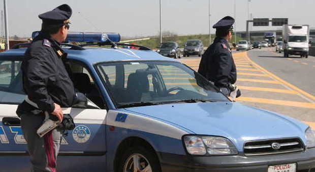 Poliziotto travolto da un'auto durante un controllo in autostrada