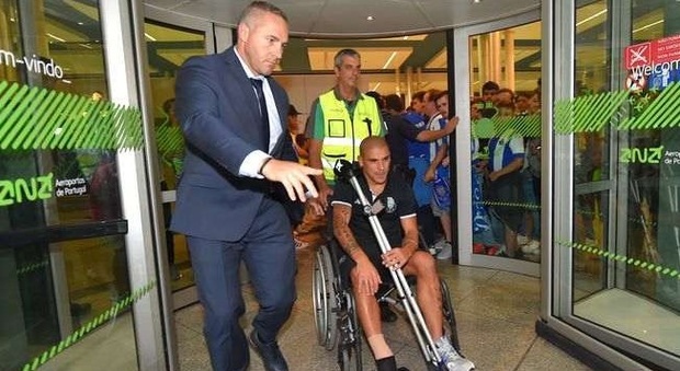 Rosso a De Rossi: Maxi Pereira torna a casa in sedia a rotelle