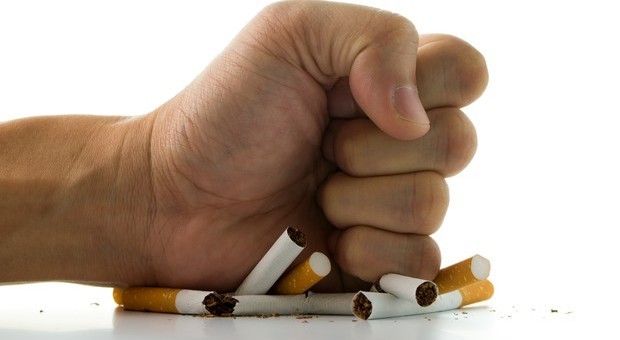 Chi smette di fumare comincia a mangiare di più? Uno studio smentisce la credenza
